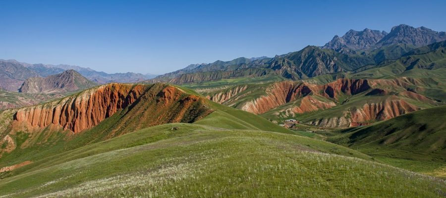星图地球三维地形模式展示，青藏高原边缘山脉在2倍地形夸张系数下呈现壮观的立体起伏，卫星影像与三维高程数据完美融合，山脊线清晰锐利